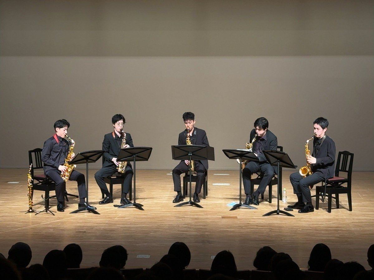 KoheiUeno710's tweet photo. レヴ結成10周年イヤーが幕を閉じました！
３日連続公演。未知の世界でしたが、足を運んでくださる皆様のお陰で乗り越えられました！

素晴らしい作品を作曲してくださった旭井さん。吹きながら泣きそうになる、全人類に刺さる、そんな作品です。これからも沢山演奏していきますので皆さんお楽しみに！

プロデュース企画では物凄い成長を見せてくれた平山さんと松原くん。2人の立派になった背中を感じながらの演奏でした。今後も応援していきます！

そして！！5年ぶり3作目のアルバムリリースも発表しました！
2枚組です！！来年3月末発売予定。

皆様ありがとうございました！

今後のレヴもお楽しみに。