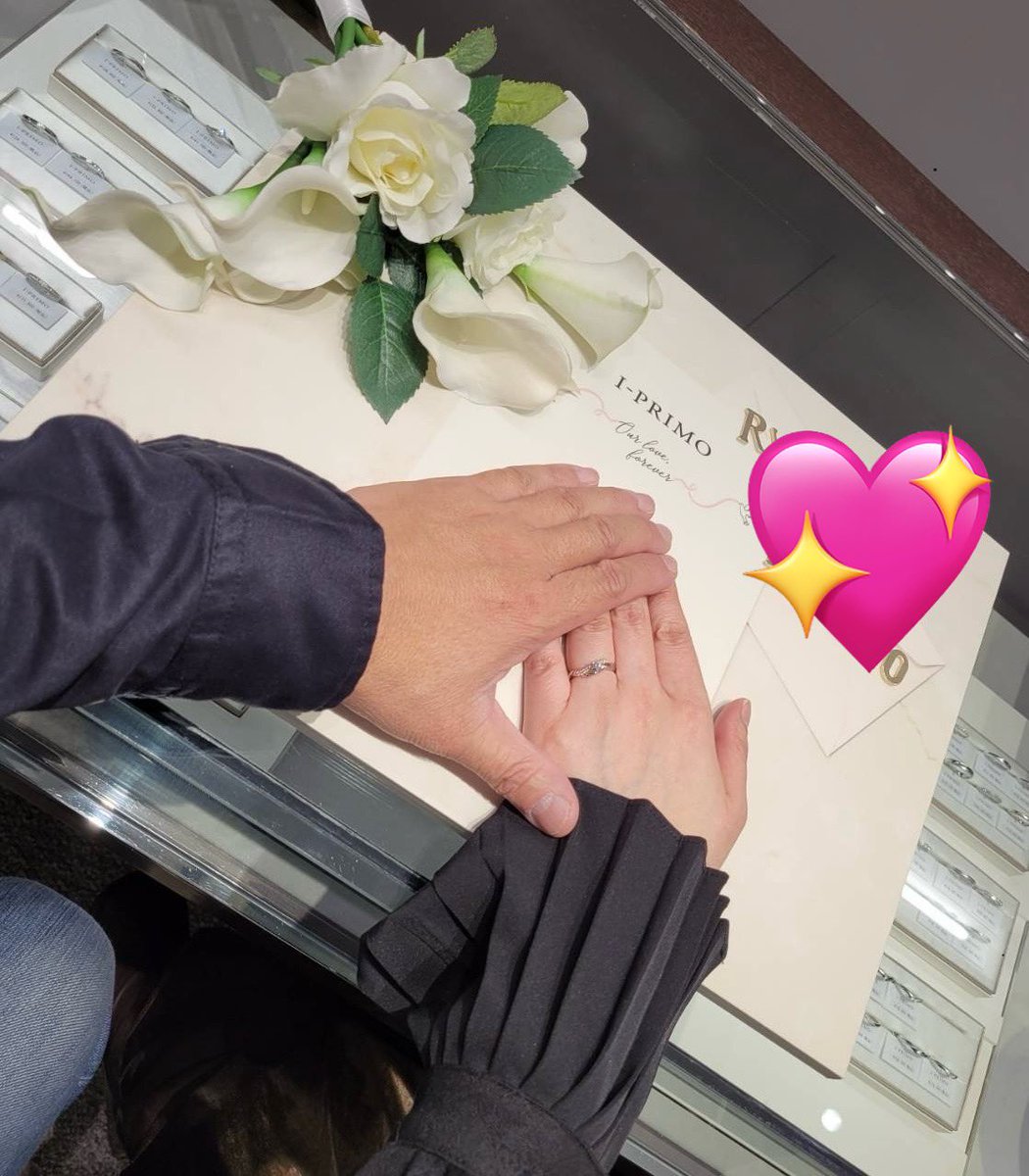 AndanteAnc's tweet photo. クリスマスイブ🎄の今日、出来上がった婚約指輪💍を彼につけてもらいました。いろいろとこれから大変なこともあると思うけど、どうぞよろしくお願いしますと言われました。
こちらこそ、今後ともどうぞよろしくお願いいたします✨ https://t.co/Su9C1B3uvR