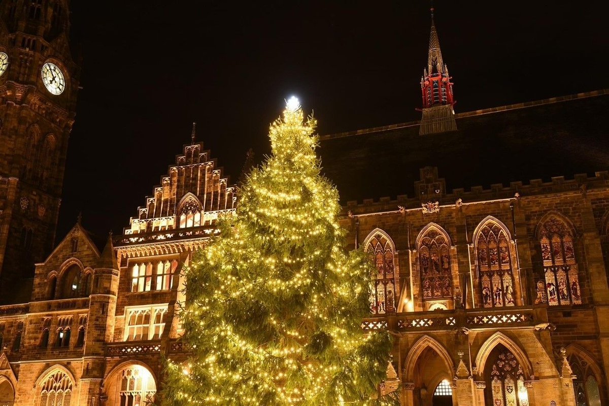 Happy Christmas from everyone here at Rochdale Town Hall 💚❤️