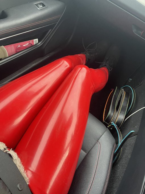 Latex leggings for today :) https://t.co/ZS4cjBXIxq