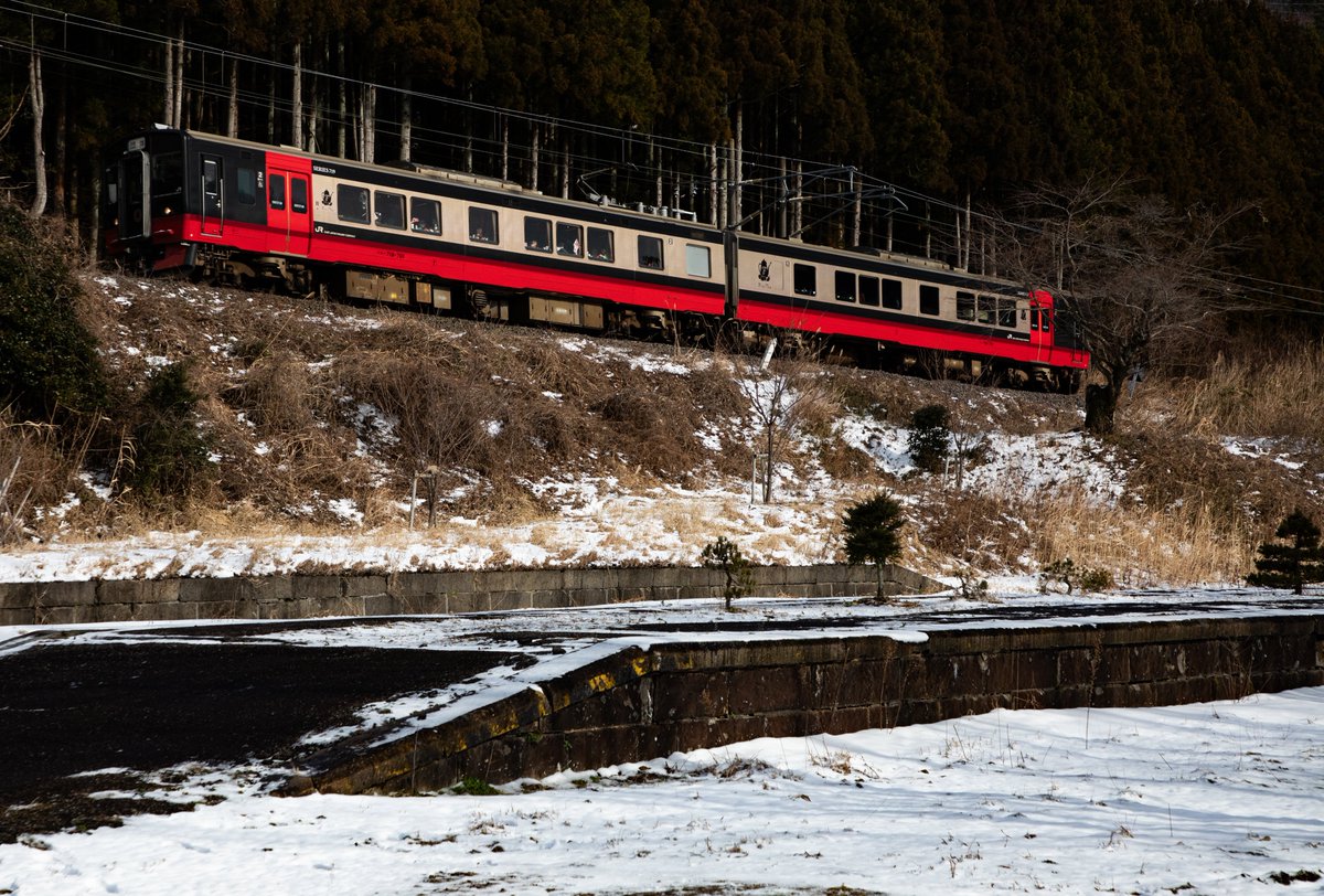 今からおよそ120年前に建造された旧駅跡から、平成元年に登場した車両の最期の姿をみる。
技術の発展とともに旧いものは廃棄され無くなっていく。スイッチバックが無くなり、国鉄車両が無くなり、今度は自分と同じ時代を走った平成初期の車両も無くなってきた。何とも悲しき諸行無常。お疲れ様でした。