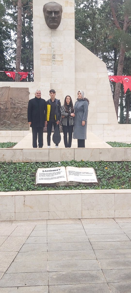 MtopcuogluAL's tweet photo. 25 Aralık Gaziantep'in Düşman İşgalinden Kurtuluşu Şahinbey Anıtında yapılan anma törenindeyiz.  Şahinbey Ağıtını Güzel Söyleme Yarışmasında 1️⃣. olan  öğrencimiz Nazlı GİRİŞEN'e ve Müzik öğretmenimiz Fazilet ŞAHİN'e emekleri için teşekkürler. 👏🎖🇹🇷 @yasintepe @sahinbeymem https://t.co/Hc4AGeJTZh