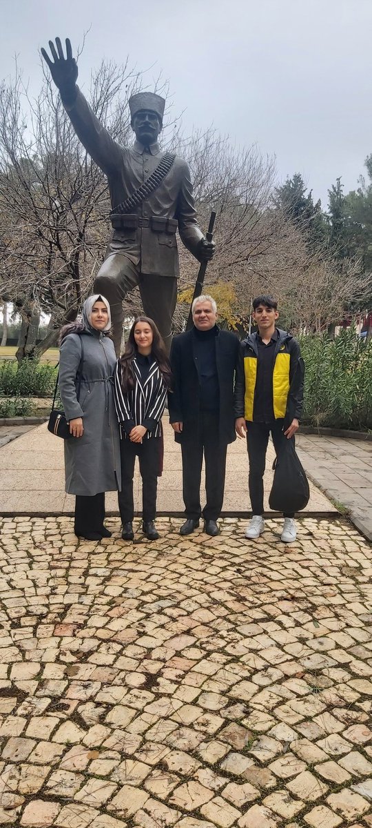 MtopcuogluAL's tweet photo. 25 Aralık Gaziantep'in Düşman İşgalinden Kurtuluşu Şahinbey Anıtında yapılan anma törenindeyiz.  Şahinbey Ağıtını Güzel Söyleme Yarışmasında 1️⃣. olan  öğrencimiz Nazlı GİRİŞEN'e ve Müzik öğretmenimiz Fazilet ŞAHİN'e emekleri için teşekkürler. 👏🎖🇹🇷 @yasintepe @sahinbeymem https://t.co/Hc4AGeJTZh