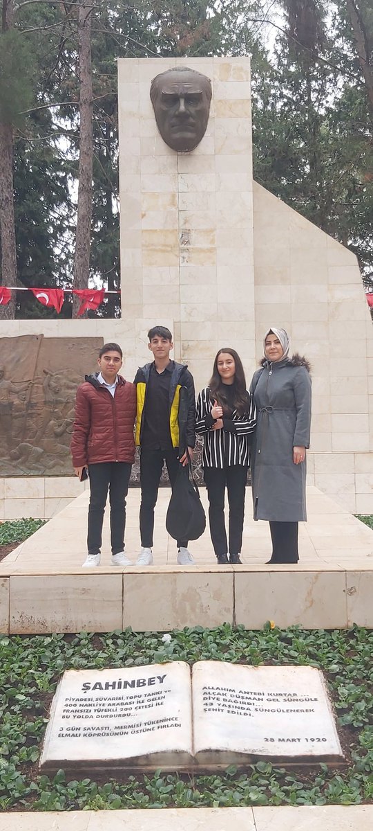 MtopcuogluAL's tweet photo. 25 Aralık Gaziantep'in Düşman İşgalinden Kurtuluşu Şahinbey Anıtında yapılan anma törenindeyiz.  Şahinbey Ağıtını Güzel Söyleme Yarışmasında 1️⃣. olan  öğrencimiz Nazlı GİRİŞEN'e ve Müzik öğretmenimiz Fazilet ŞAHİN'e emekleri için teşekkürler. 👏🎖🇹🇷 @yasintepe @sahinbeymem https://t.co/Hc4AGeJTZh