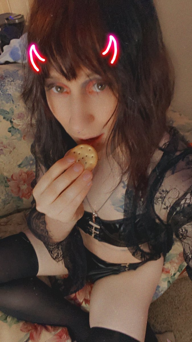 EvePoeOfficial's tweet photo. Nothing like watching criminal minds, eating a lunchable, getting High &amp; feeling sexy af, https://t.co/5wsWj7fD22