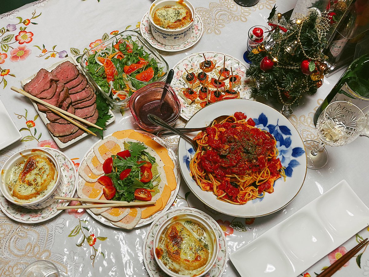 「今年のクリスマスディナー。私はトマトのアンチョビパスタ担当した」|孤児のイラスト