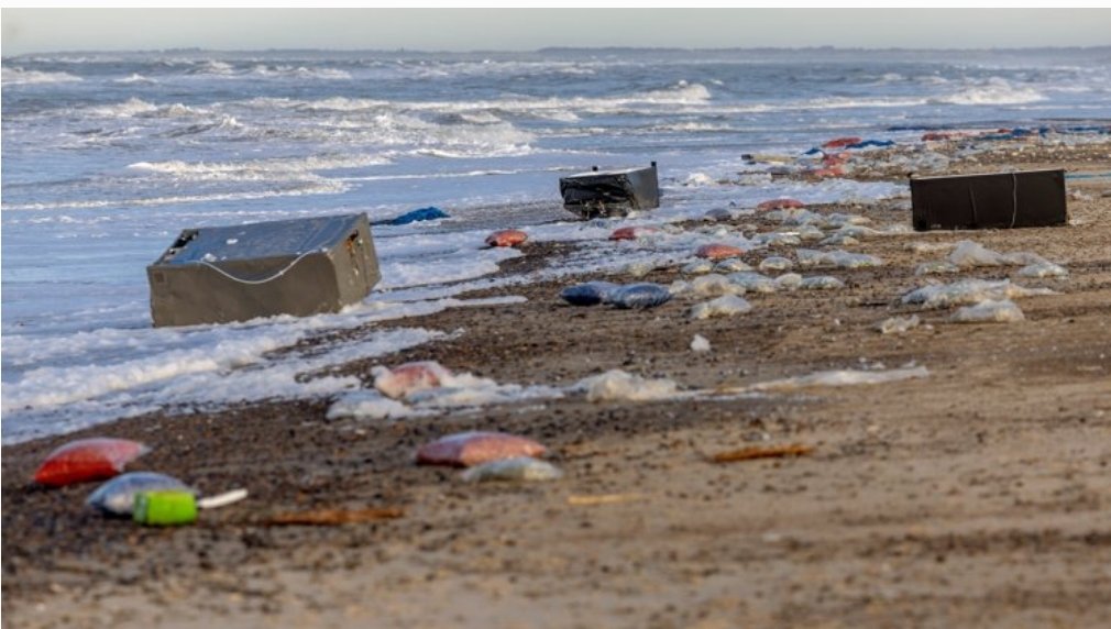 LarsBoeche's tweet photo. En helt ny juletradition er i år observeret blandt sommerhusejere og fastboende ved Blokhus i Nordjylland: en frisk gåtur langs stranden natten mellem den 23. og 24. december. "Og nu vi alligevel er her, kan vi jo lige så godt rydde lidt op på stranden", udtaler en sommerhusejer https://t.co/cbpMpLIHrS