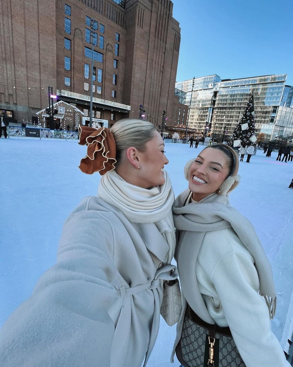 BatterseaPwrStn's tweet photo. Christmas Eve twinning on ice @olivia__sophie ๐ธโ๏ธ
#BatterseaPowerStation #ChristmasatBatterseaPowerStation #GlideAtBPS #GlideIceRink #IceRinkLondon #IceRink #IceSkating https://t.co/jyJ4uEEINu