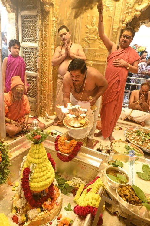 12Jyotirling's tweet photo. श्री काशी विश्वनाथ मंदिर में भोग आरती के भव्य दर्शन 24.12.2023 https://t.co/PQno7kR9Bk