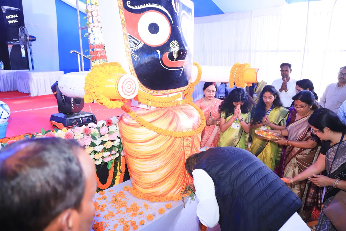 dpradhanbjp's tweet photo. ଅନୁଗୋଳ ଜବାହର ନବୋଦୟ ବିଦ୍ୟାଳୟର ପୁରାତନ ଛାତ୍ର ସଂସଦର ରୌପ୍ୟ ଜୟନ୍ତୀ ସମାରୋହରେ ଯୋଗଦେଲି । 1987 ମସିହାରେ ପ୍ରତିଷ୍ଠା ହୋଇଥିବା ଏହି ବିଦ୍ୟାଳୟ ଜିଲ୍ଲାର ଗରିବ ଓ ମଧ୍ୟବିତ୍ତ ବର୍ଗର ଛାତ୍ରଛାତ୍ରୀ ମାନଙ୍କ ପ୍ରତିଭାକୁ ପ୍ରସ୍ଫୁଟିତ କରିବାର ଏକ ପ୍ରୟୋଗଶାଳା ହୋଇଛି । ଆଜି ଶିଳାନ୍ୟାସ ହୋଇଥିବା  ବହୁମୁଖୀ ସଭାଗୃହ ଏବଂ ଇଣ୍ଟିଗ୍ରେଟେଡ୍ ସ୍ପୋର୍ଟ୍ସ କମ୍ପଲେକ୍ସ ଛାତ୍ରଛାତ୍ରୀଙ୍କ ବ୍ୟକ୍ତିତ୍ୱ ବିକାଶ କରିବାରେ ବେଶ୍ ଉପଯୋଗୀ ହେବ ।