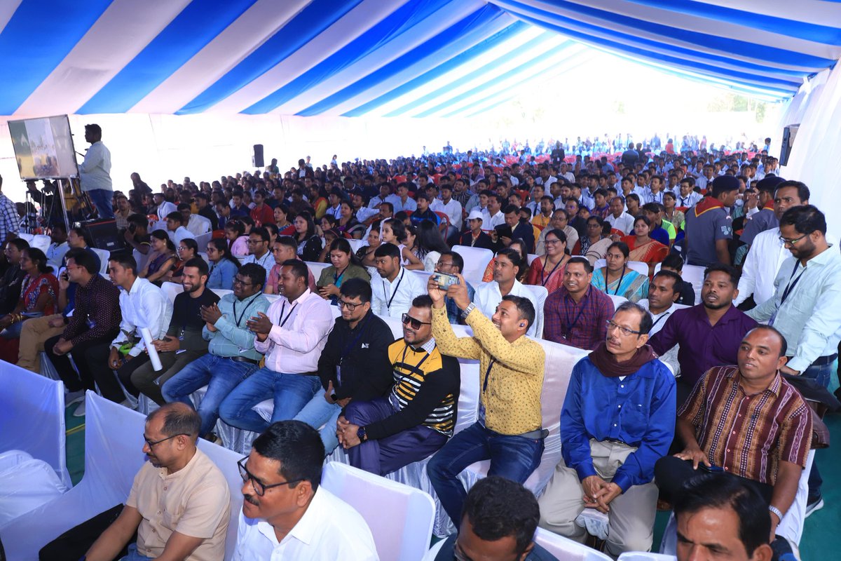dpradhanbjp's tweet photo. ଅନୁଗୋଳ ଜବାହର ନବୋଦୟ ବିଦ୍ୟାଳୟର ପୁରାତନ ଛାତ୍ର ସଂସଦର ରୌପ୍ୟ ଜୟନ୍ତୀ ସମାରୋହରେ ଯୋଗଦେଲି । 1987 ମସିହାରେ ପ୍ରତିଷ୍ଠା ହୋଇଥିବା ଏହି ବିଦ୍ୟାଳୟ ଜିଲ୍ଲାର ଗରିବ ଓ ମଧ୍ୟବିତ୍ତ ବର୍ଗର ଛାତ୍ରଛାତ୍ରୀ ମାନଙ୍କ ପ୍ରତିଭାକୁ ପ୍ରସ୍ଫୁଟିତ କରିବାର ଏକ ପ୍ରୟୋଗଶାଳା ହୋଇଛି । ଆଜି ଶିଳାନ୍ୟାସ ହୋଇଥିବା  ବହୁମୁଖୀ ସଭାଗୃହ ଏବଂ ଇଣ୍ଟିଗ୍ରେଟେଡ୍ ସ୍ପୋର୍ଟ୍ସ କମ୍ପଲେକ୍ସ ଛାତ୍ରଛାତ୍ରୀଙ୍କ ବ୍ୟକ୍ତିତ୍ୱ ବିକାଶ କରିବାରେ ବେଶ୍ ଉପଯୋଗୀ ହେବ ।