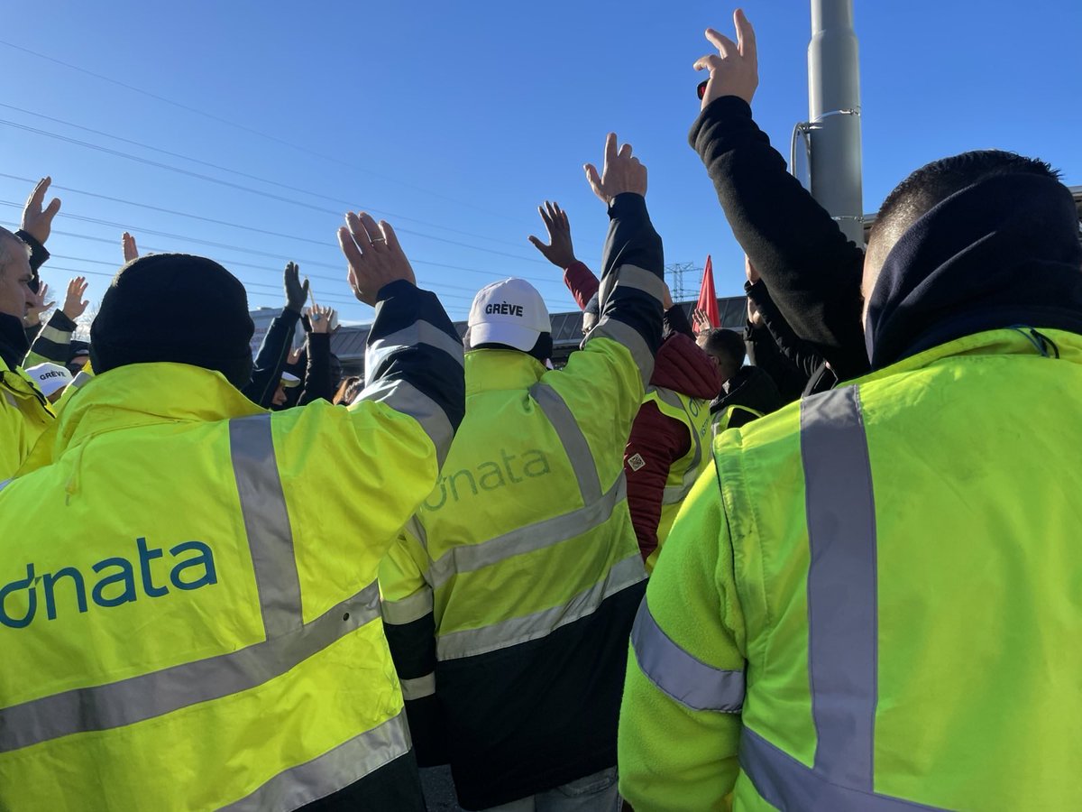 Victoire !!! Die Streikenden bei #Dnata akzeptieren einstimmig die mit der Unternehmensleitung ausgehandelte Vereinbarung. Der Streik wird am Mittag beendet. #streik #grèveaéroport