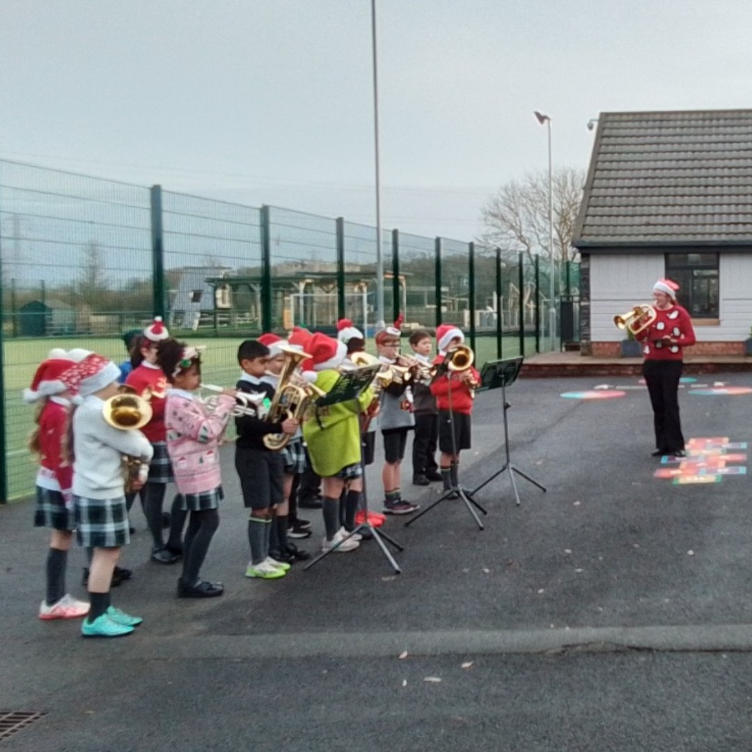 ashbridgeschool's tweet image. Nothing says Christmas like a brass band! Our Year 5 children treated the children and staff to some Christmas tunes, travelling around school and nursery to play to everyone!
.
.
.
@iapsuk #brassband #keepmusiclive