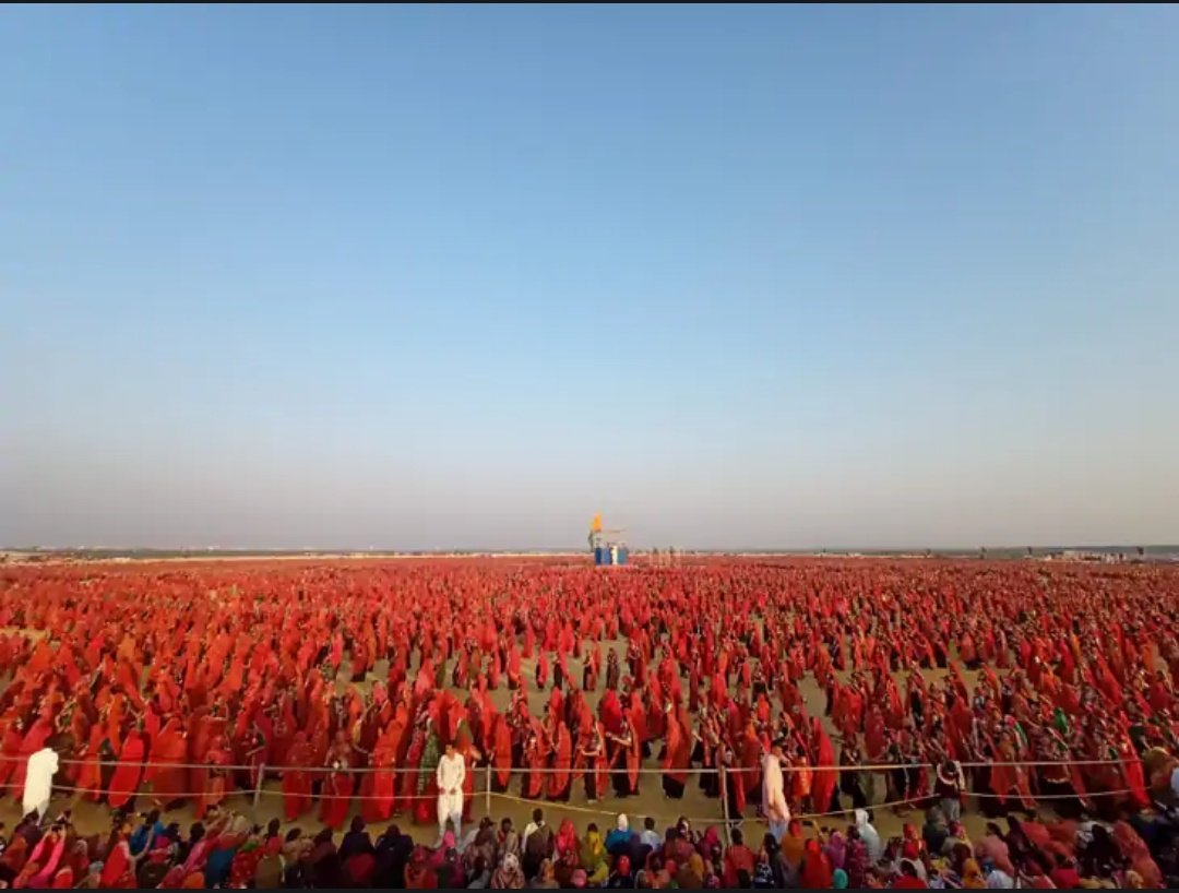 એક બાજુ દ્વારિકા નો દરિયો
એક બાજુ અખિલબ્રહ્માંડ નો માલિક
અને એક બાજુ રાસે રમતી 37000 થી પણ વધુ આહિરાણીઓ
આ અદ્ભુત દ્રશ્ય આજે ઇતિહાસ રચી દીધો
અમે બધા એક આહીર
8 બહેનો ના વિચારે વર્લ્ડરેકોર્ડ બનાવી દીધો નારીશક્તિ
જય હિન્દુત્વ
જય આહિરાત
જય દ્વારિકાધીશ🙏
#maharas
#Ahirani
#worldrecord