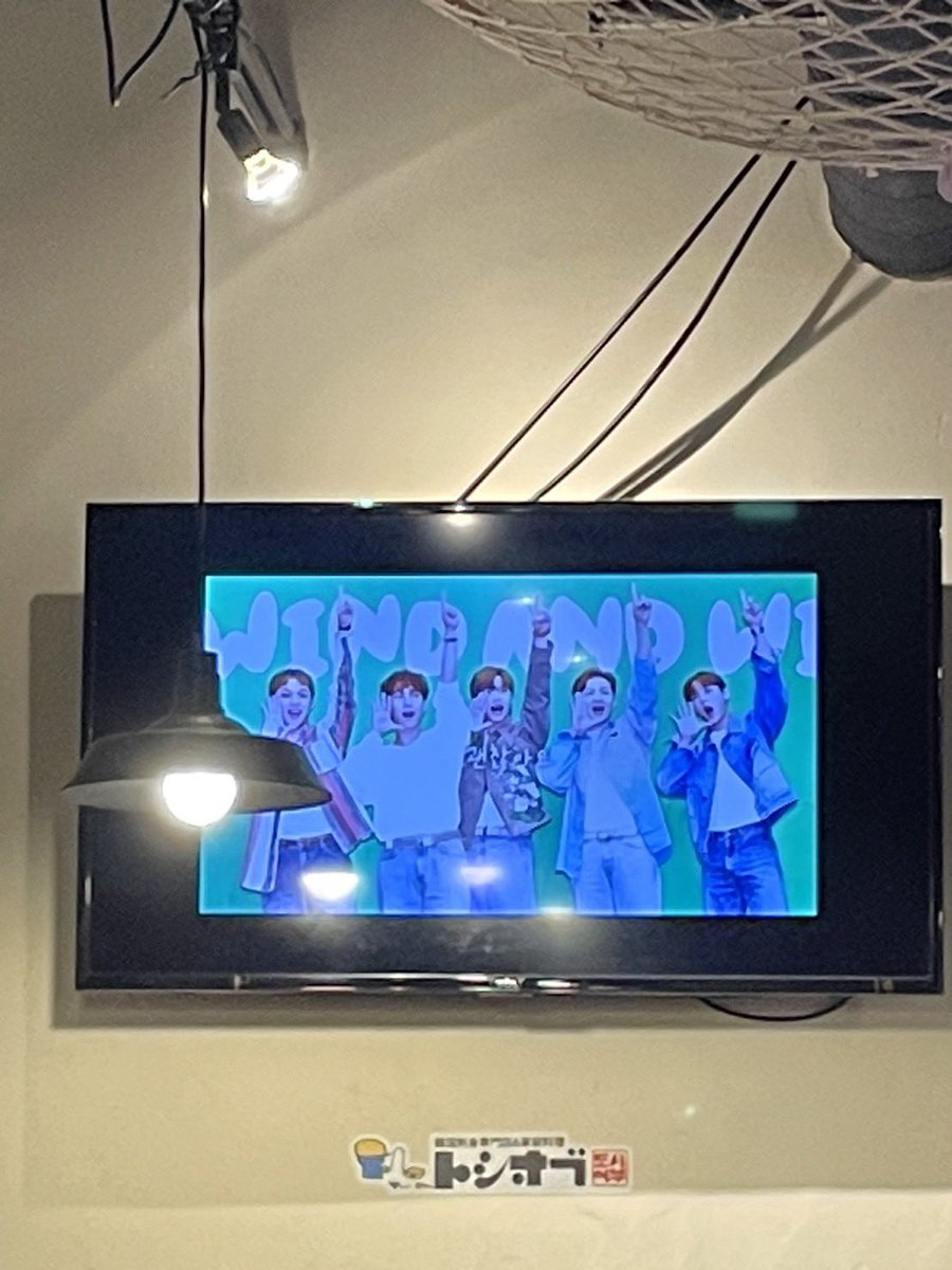 昨日、友達と新大久保のトシオブに昼過ぎに忘年会で行ったら、店内いた2時間ずっとBTOBが流れてた💙
そんなこと、センイル以外どこの店でも無かったから、店員さんに聞いたら、
「僕がファンなんです」だって✨✨
そして、
「以前、CUBE cafeで働いてたんです」と。

#BTOB #비투비
#新大久保