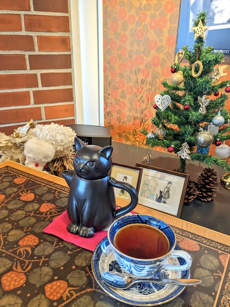また今日の日に来てしまった🎅🎄
🎨夢二郷土美術館🖌
看板猫の黑の助くんにもまた会うことが叶いました！🐈‍⬛
ミュージアムカフェが夢二の世界たっぷりで素敵で✨記念カードもいただいて、ハッシュドビーフと猫のポッドでクリスマス限定の紅茶も☕
よいクリスマスになりました🌠