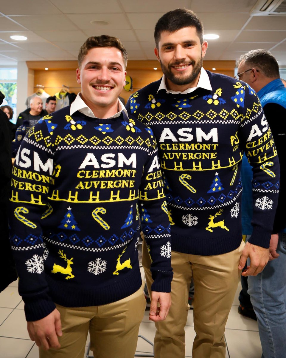 ASMOfficiel's tweet photo. 🎁 Nos deux boutiques (stade et   Jaude ) sont ouvertes aujourd’hui ainsi que le corner Plein Sud. Les dernières idées cadeaux Jaune et Bleu 💛💙 https://t.co/ObObYPrcfy