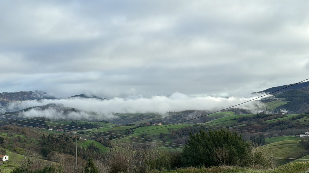 Espesa niebla sobre #Donostia. A ver si levanta pronto y podemos disfrutar del cielo azul. Visto desde #Aia, #Gipuzkoa.