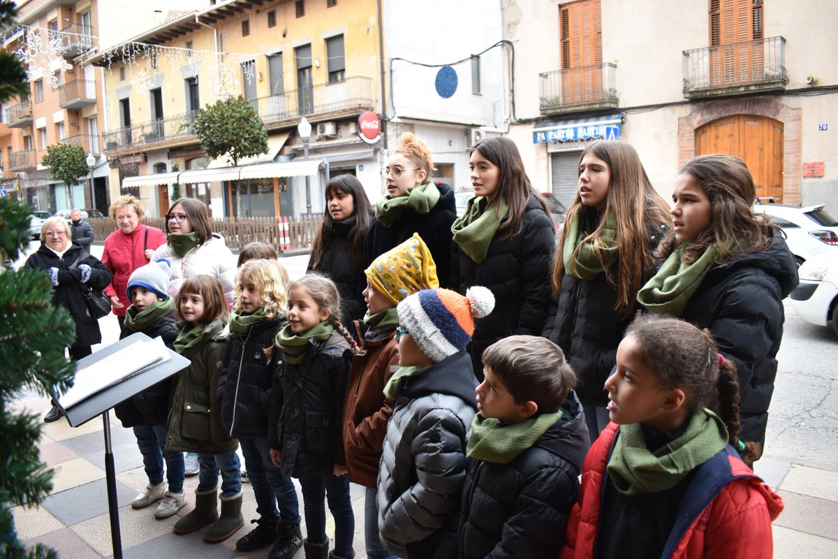 Maria_Casellas's tweet photo. Això no ha fet més que començar.  Dimecres hi tornem amb el Grup Vocal. #coralinfantil #LesVeus #visitgironella @AjGironella https://t.co/umhDWv9X5C