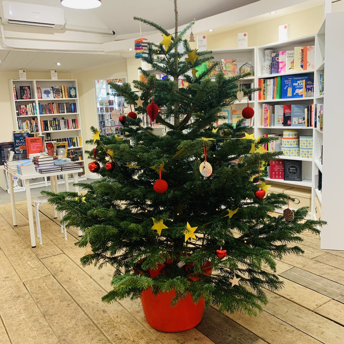 We’re OPEN UNTIL 2pm today! For all your last minute Christmassy needs* 🎄📚🎁🧩♟️🛍️💌📖🎁📚🎄 *except turkeys