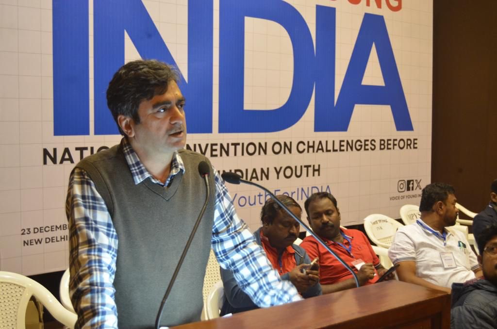 IndiaYoungVoice's tweet photo. Associate Professor in CPS, JNU Dr. Ajay Gudavarthy addressed the Voice of Young India: National Convention on Challenges Before Indian Youth organised by AIYF in New Delhi. https://t.co/A7vLpozQhR