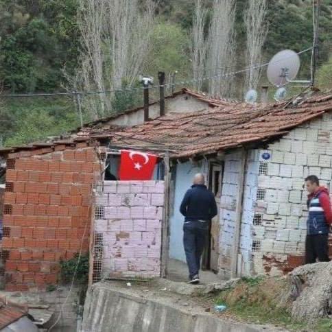 Bir komutan yazmış. Siz oğlu şehit olan aileye acı haberi vermeye gittiniz mi hiç? Hayır mı? Dinleyin o halde; Sabah daha mesaiye başlamadan yazılı bi emir düşer önünüze Yukarı köyden Ahmet oğlu Mehmet şehit düşmüştür Yarabbim dersin, dağa çıksam üç gün aç susuz kalsam da şu…