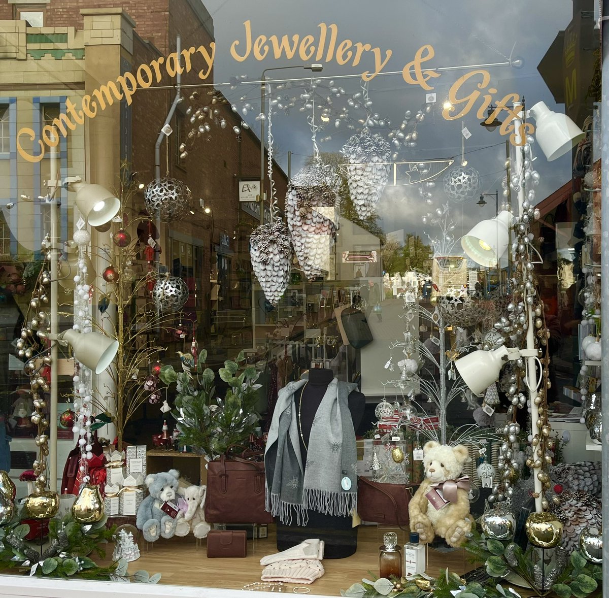 MeltonBid's tweet photo. Congratulations to the team at @FoxyLots1 winner of this year’s Best Festive Window! 🌲🏆 👏👏 #melton #meltonmowbray #christmas #christmaswindow #festivewindow #festivevibes https://t.co/0IiW9wq9eS