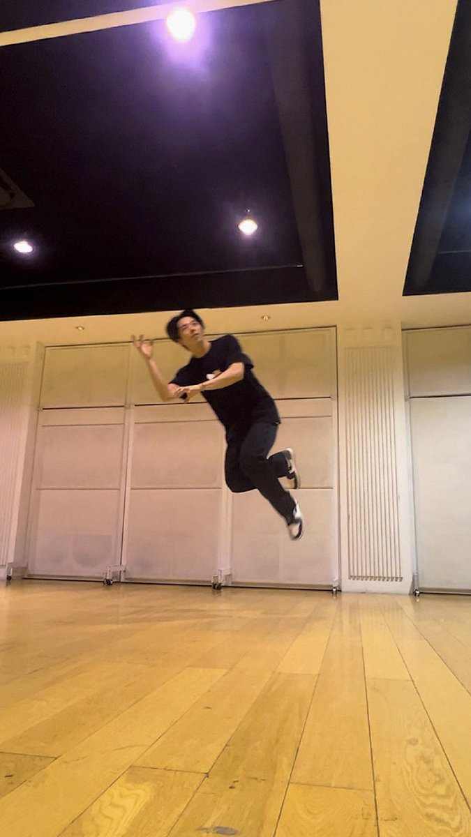 fantastics_fext's tweet photo. ／
#ファンタ無重力写真選手権
開催中👾🚀
＼

誰が一番無重力っぽい
写真を投稿できるのか?!🔥

皆さんお待ちかね
#無重力さわ
をお届けします🪐

皆さんの投稿にもメンバーが
コメント&シェアするかも？！

ご参加される方は12月中に
以下ハッシュタグ&URLをつけて
無重力写真をご投稿ください🚀

#ファンタ無重力写真選手権 
#FANTASTICS 
#澤本夏輝 
#FANTASTICROCKET 
#STARBOYS
https://t.co/kt8KUnFLo0