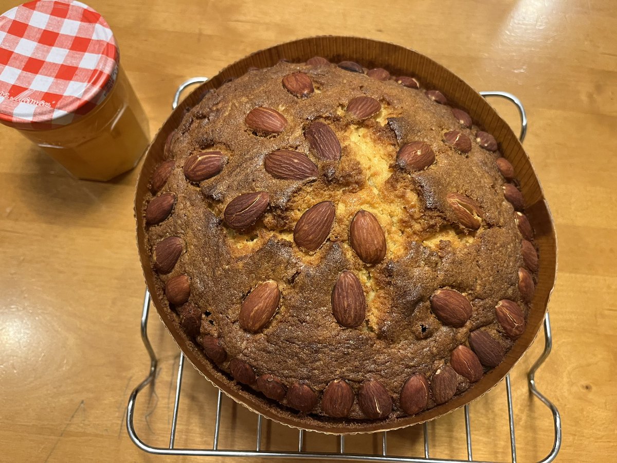 I baked Dundee cake for the first time today. Used a lot of Home made Yuzu Marmalade. I burned it a little bit, but I have no doubt that it is delicious 🤤