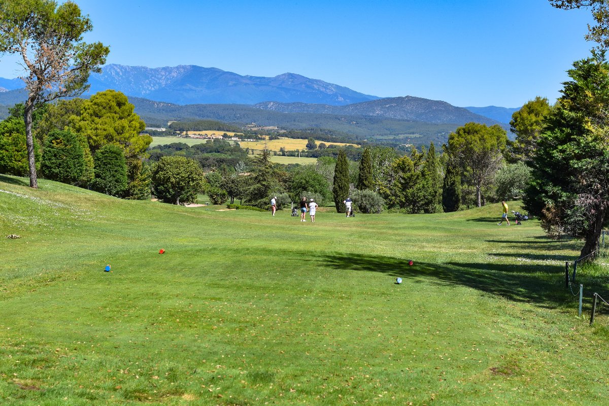 Enamórate de cada swing 🏌️‍♂️ rodeado de un ambiente excepcional, lleno de una naturaleza vibrante y unas vistas que no dejan indiferente a nadie ⛰️👀