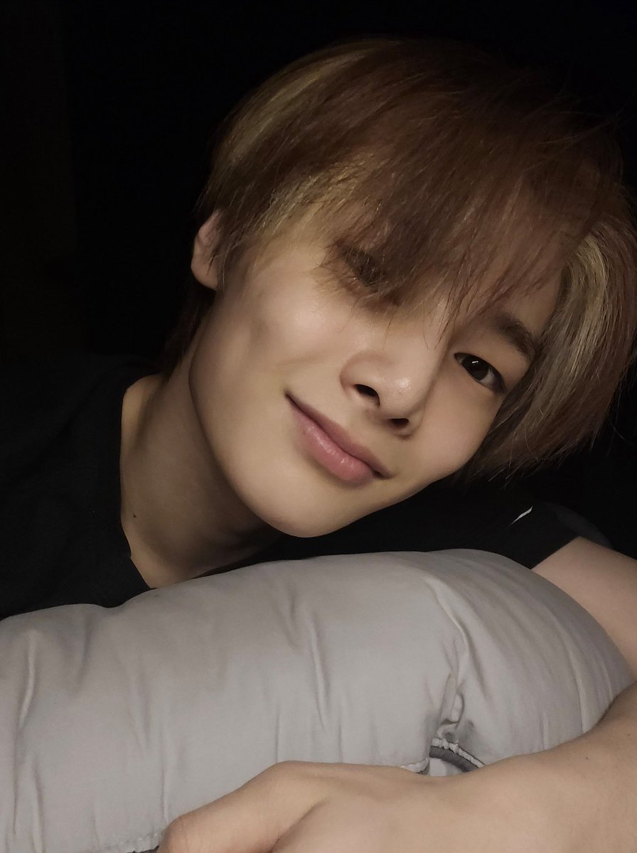 🍞 - 🌱
[251223] 12:46-12:47 AM KST

Anyways merry Christmas and ㅎㅎㅎ

I hope you spend a great Christmas ㅎㅎㅎ

*SELFIE

It’s been a while since I sent one ㅎㅎㅎ

Y/n bread bye ㅎㅎㅎ