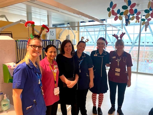 We were delighted to welcome @ChildrensComm Dame Rachel de Souza to Evelina London today. Thank you for coming to visit our staff and patients this Christmas and for your lovely gifts. Read more: evelinalondon.nhs.uk/about-us/news-…