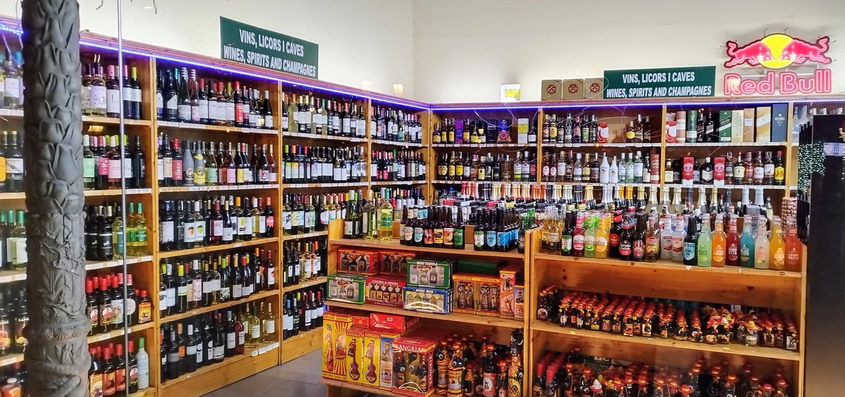 Nous locals a la Rambla
A qui fan servei?
És apalancament  immobiliari?
Vénen alguna cosa, si no és el propi local?
Serveix això al turisme?
A la ciutat?
Al barri?
Al veïnat?
No, és un aspecte més d'una especulació q ens arruïna i ens desposseeix del nostre espai simbòlic i vital