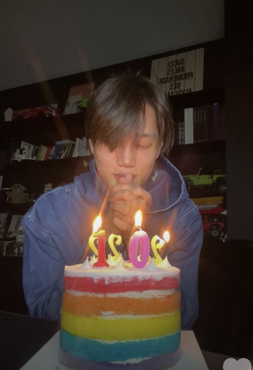 ttena_0408's tweet photo. 기념일이면 케이크를 들고 등장하는 엑수종들 특..정작 케이크 들고 오는 당사자들은 케이크를 잘 안먹음ㅜ https://t.co/OyqLXuQwLt