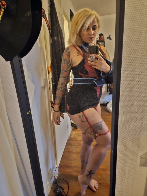 Ici vous avez bien plus vu mes cheveux liss&eacute; et ma lingerie que mon copain mdrrr  Ma meuf elle, elle<a href="/tag/stripchat"class="tags"><span>#stripchat</span></a><a href="/tag/stripchatlive"class="tags"><span>#stripchatlive</span></a>