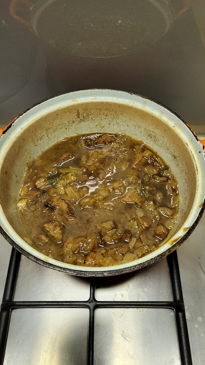 Er staat hier toch een lekkere pan #hachee te pruttelen 😋😋