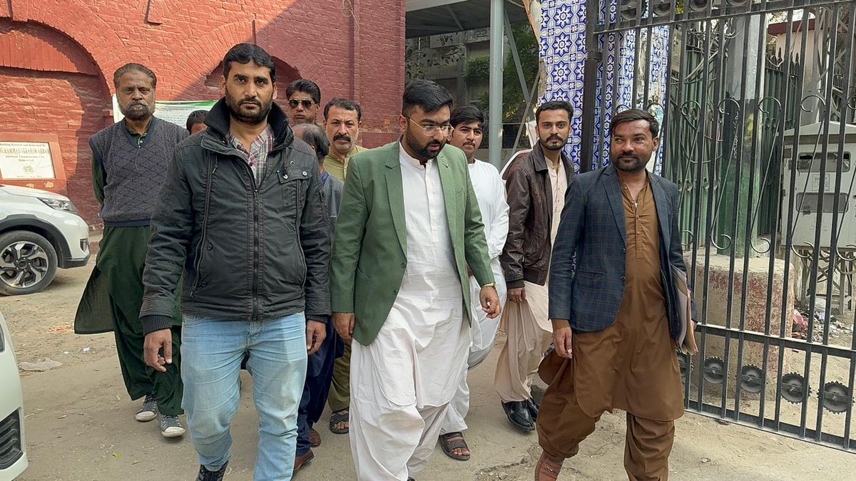 TeamAsfand's tweet photo. حیدرآباد : پاکستان پیپلزپارٹی سپاف ڈویژن حیدرآباد کے جنرل سیکریٹری و چیئرمین UC-28 محترم اسفند مری نے پارٹی قیادت کی ہدایت پر NA-220 کیلئے کاغذات نامزدگی جمع کرادئیے۔

@jamkhanshoro @KashifShoroPPP 
@AroobaRabbaniPP @asfand_mari 
@AmjadBalochPPP https://t.co/XMl5CTYlPK