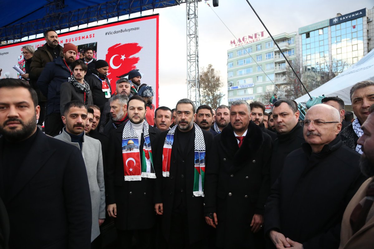 Kalbi Gazze için atanlar..
Haksızlık karşında dilsiz olmayanlar...
Daha adil bir dünya için katile katil diyenler...
Dünyanın 5'ten büyük olduğunu bilenler...
İnancının, vicdanının ve insanlığının gereği mazlumun yanında olanlar...
PKK'yı lanetleyen ve şehitlerimizi