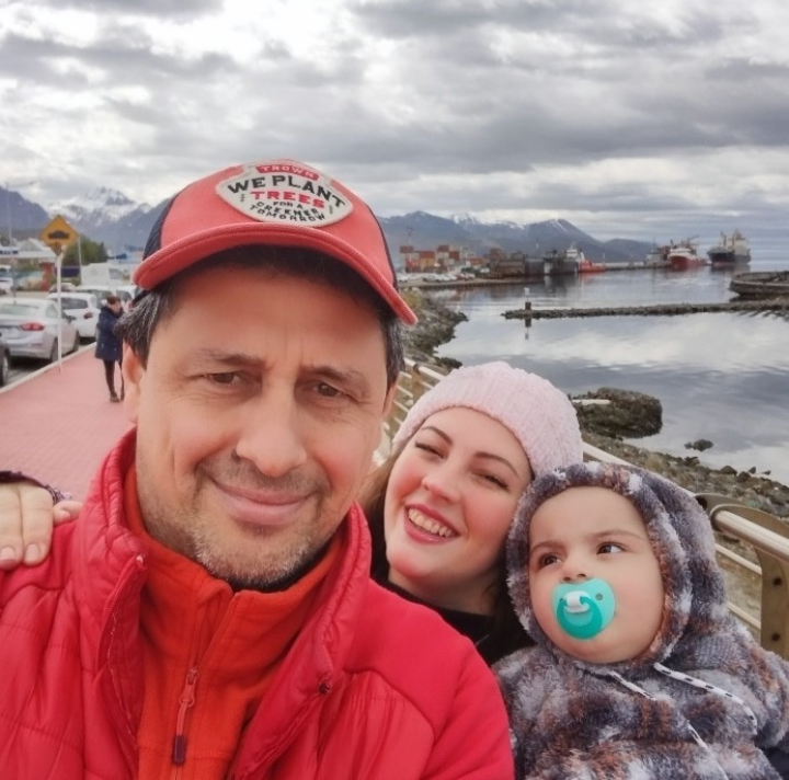 JemimaBessonart's tweet photo. Nuestro Finde en el fin del mundo, desde el glamping. Feliz Navidad!! Gus, Jemi y el pequeño Efra. #ESTEFINDE https://t.co/RRKPxHbH9Q