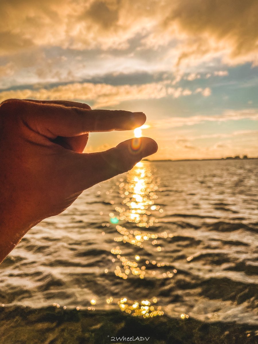 Gently cradling the sun's descent, two fingers weave through hues of amber and lavender, capturing the fleeting beauty of the evening sky. 

#boatcharter #sunset #sunsetphotography