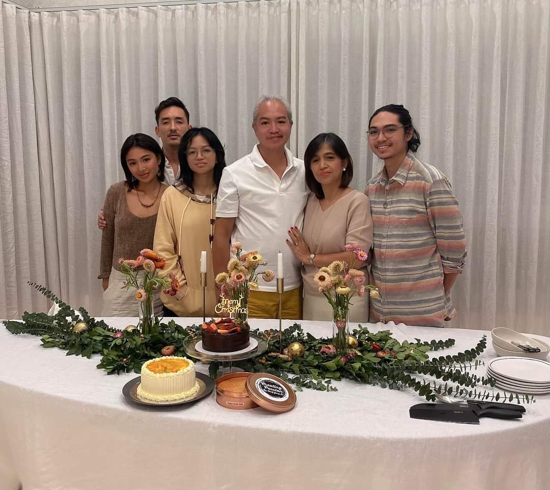 All I want for Christmas ❤️ 
Warm wishes and mistletoe kisses  from my family to yours 🎄#NadineLustre 

📷 Tita My