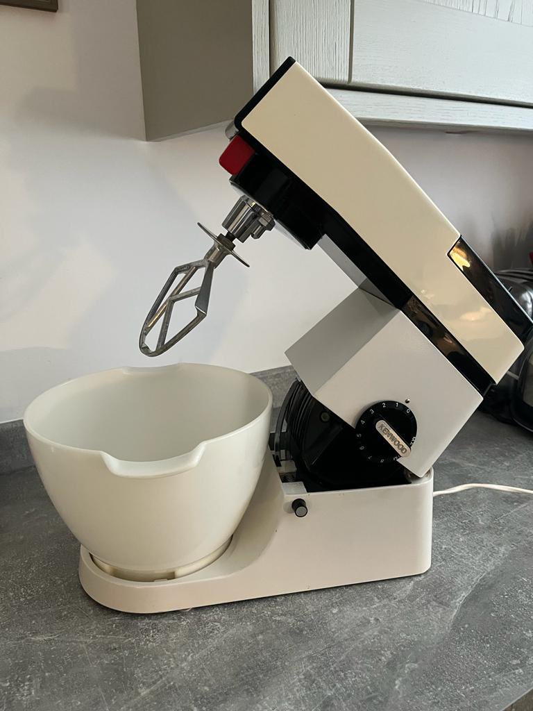 RECallthemidPod's tweet photo. Here is Becky’s mum’s food mixer - the exact same as Shelagh uses in the 2017 Christmas special!!It’s a kenwood stand mixer and she is making a sticky toffee pudding ready for tomorrow!
#recallthemidwife #callthemidwife #kenwoodstandmixer #foodmixer #putitinthemixershelagh https://t.co/TyXJkvXTg1
