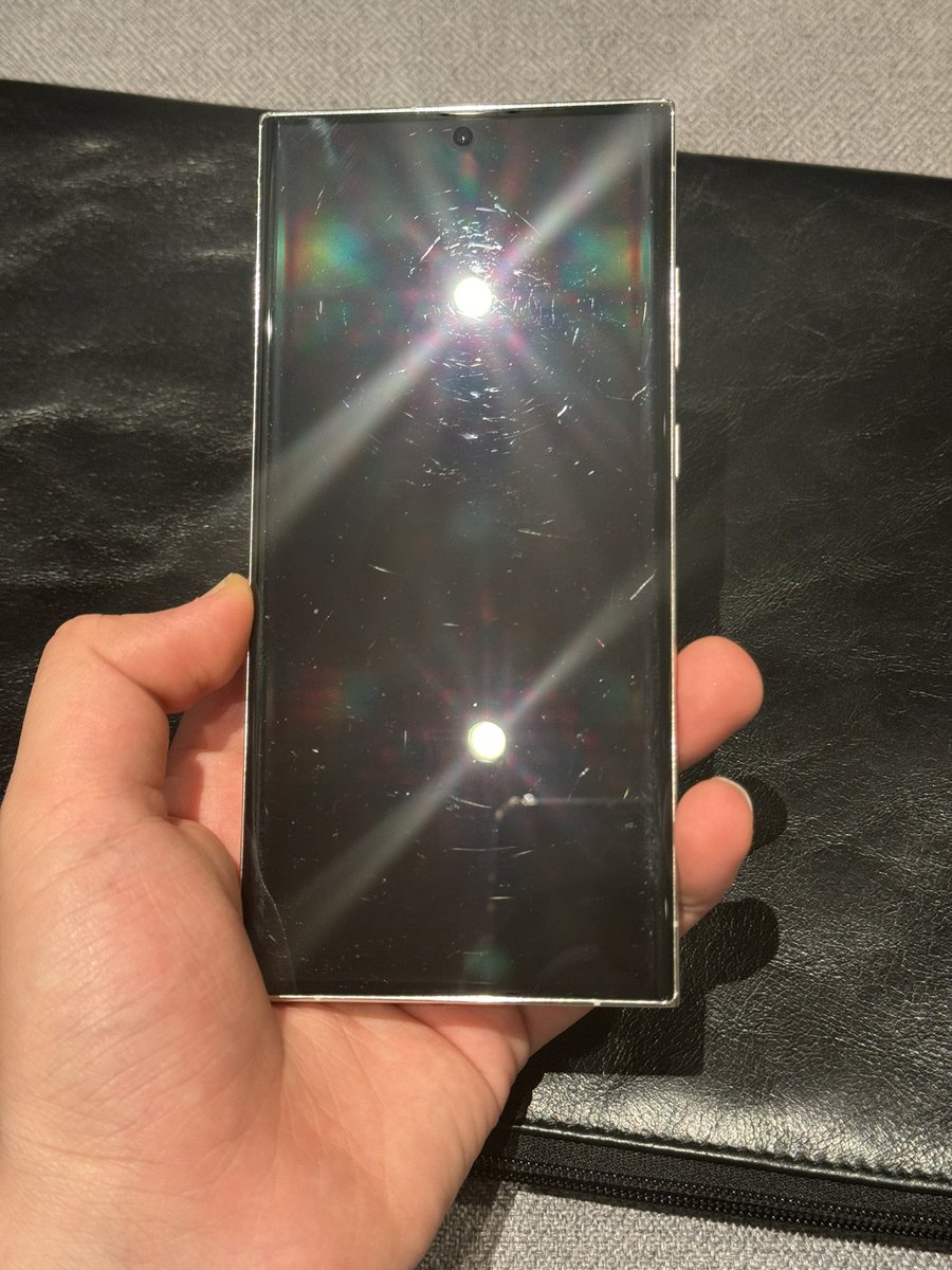 🔴 رأي شخصي:

الشاشات المنحنية من أفشل الأفكار في تاريخ الجوالات!

فخامة وشكل جميل؟ 

أتفق.. لكن بعد الاستخدام؟ 📱

شاشة الحماية تُزال تلقائيًّا بالخطأ من على الأطراف.. وتُضطّر لاستخدام الجوال من دون شاشة حماية والخدوش حدّث ولا حرج! 💔

صورة لجوالي S23 Ultra 👇

تتفق؟!