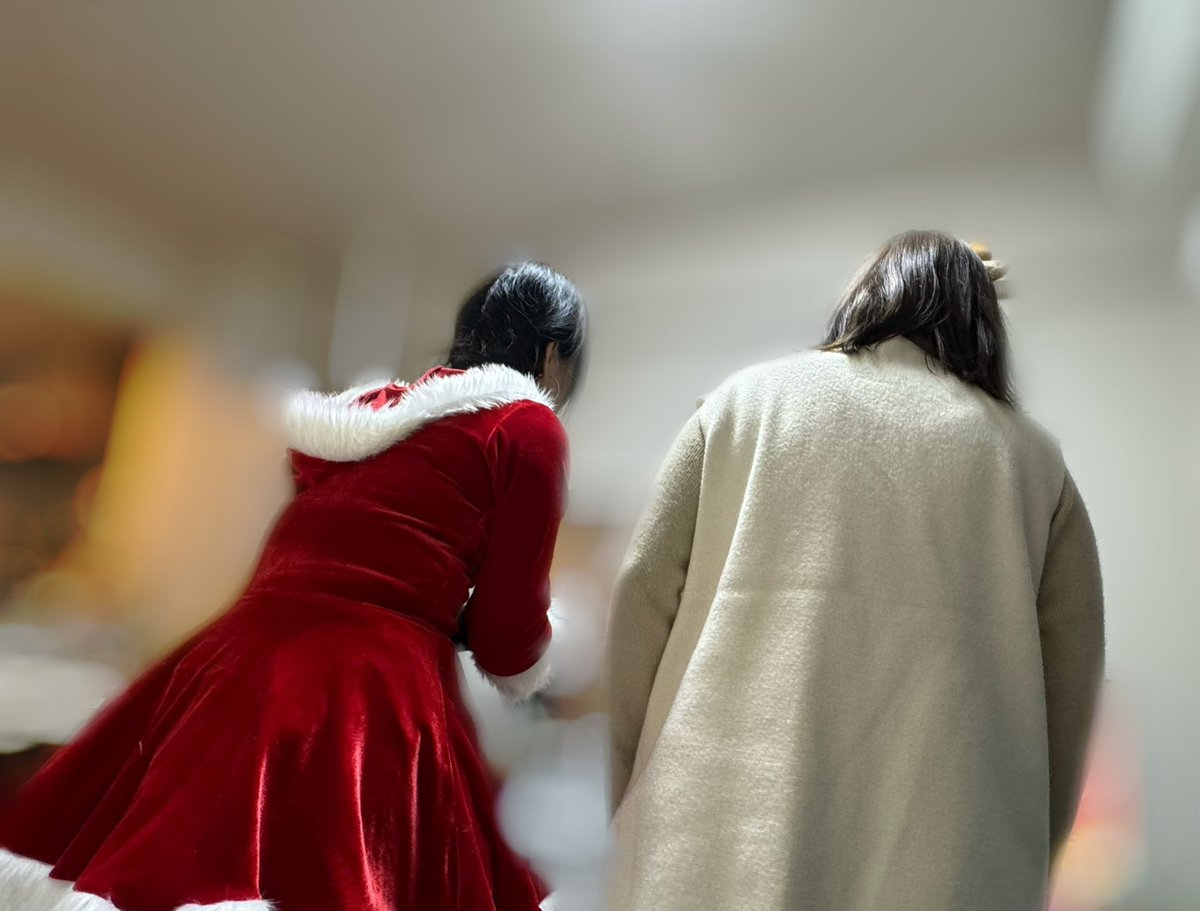 aibaaiai's tweet photo. 彩沙が撮ってくれたM-1見てる私たち。
気付いたらもう、クリスマスだ〜🎅❤️
#M1グランプリ 
#メリークリスマス https://t.co/L68gNyMUBy