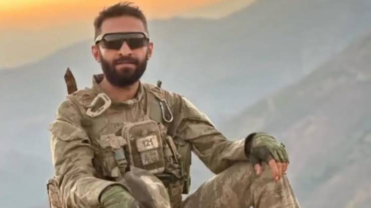 Hangisi daha zor;
Al bayrağa sarılı tabuta bakmak mı
Al bayrağa sarılı tabutta yatmak mı