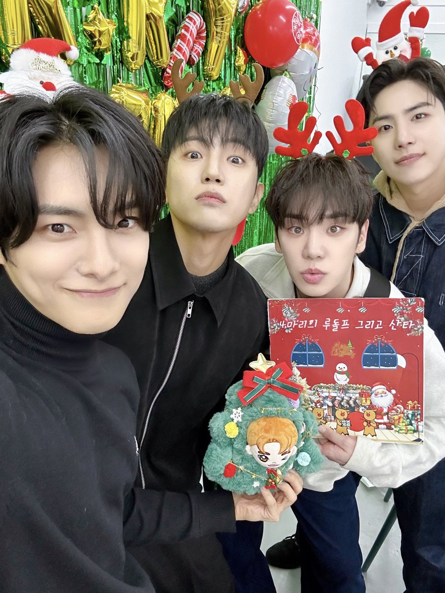 [#ACE_PHOTO] 📸 Christmas 라이브 종료❗️ 에이스와 같이 보낸 크리스마스 재밌었나요?😆😆 초이들을 위한 깜짝 선물은 어땠나요? 초이들 메리 크리스마스🎄🎅🏻 #에이스 #ACE