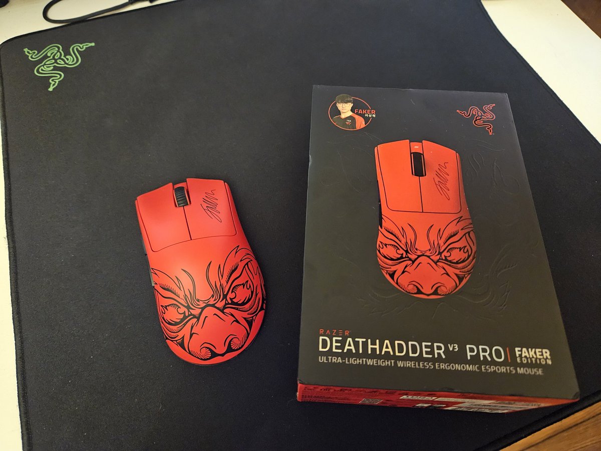 I'm giving away one limited Razer Deathadder V3 Pro Faker Edition to one lucky person RT + Follow. Winner will be picked on Jan 1st Happy holidays everyone 🎅