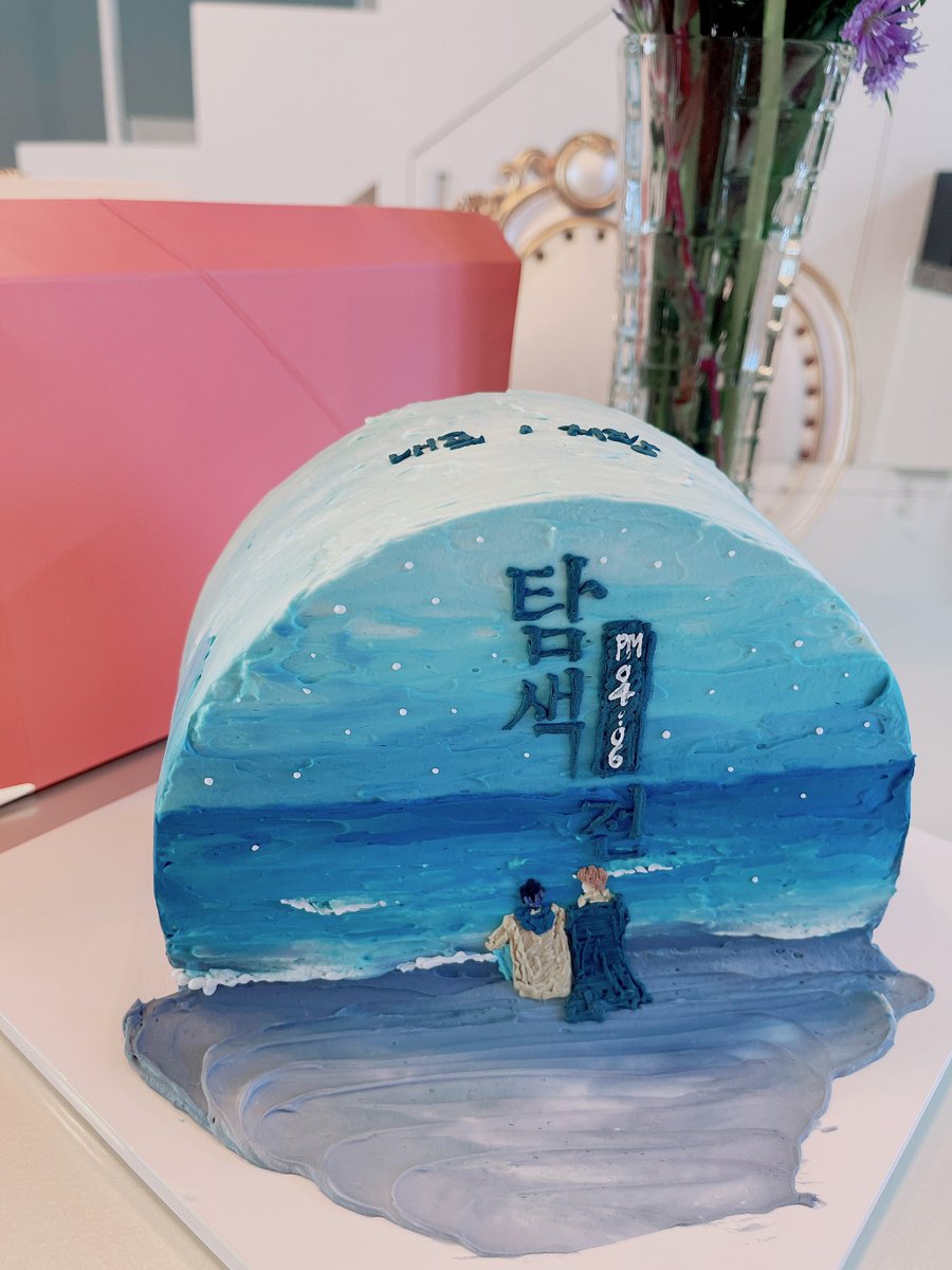 여러분 메리화이트크리스마스🥳⭐️🎄❄️
오랜만에 생존 신고해요 모두 잘 지내고 계신가요🥺
우선 올해도 함께 해주셔서 진심으로 감사드리며, 다가오는 새해에는 우리 더 자주 봐요!
사진은 탐색전 웹툰 완결 기념으로 웹툰 작가님들이 보내주신 선물인데 너무너무 예쁘죠..😭