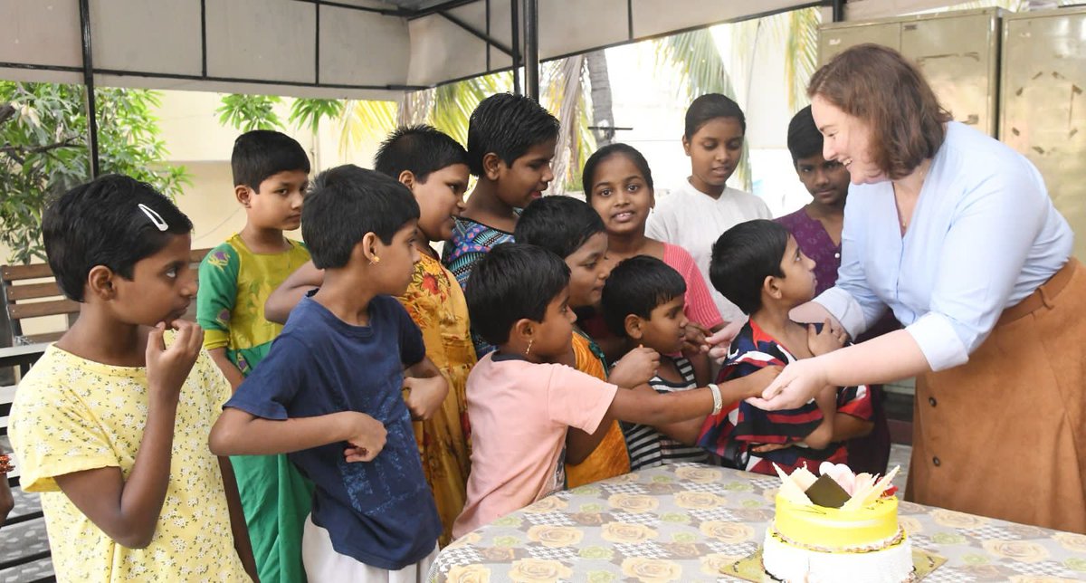 JanaSenaParty's tweet image. జనసేన అధ్యక్షులు శ్రీ @PawanKalyan గారి సతీమణి శ్రీమతి అనా కొణిదెల గారు ప్రీ క్రిస్మస్ వేడుకలను అనాథ శరణాలయంలో ఆదివారం నిర్వహించారు. హైదరాబాద్ బాలాజీ స్వర్ణపురి కాలనీలో ఉన్న జీవోదయ హోమ్ ఫర్ ద చిల్డ్రన్ లోని చిన్నారులతో ముచ్చటించి వారి విద్యాబుద్ధుల గురించి తెలుసుకున్నారు. ఆనంతరం…