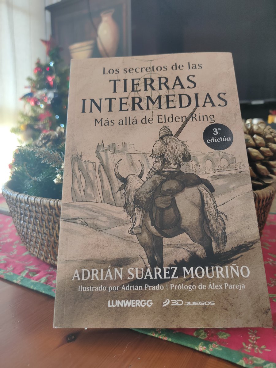 vicentmcloud's tweet photo. Papá Noel pasó tempranito por casa de mis padres para que pueda pasarme las vacaciones de Navidad adentrandome en los secretos de las tierras intermedias de @Nuevebits https://t.co/phzOFXL2yz